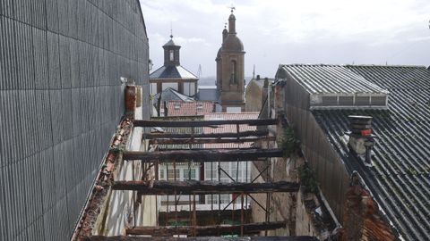 Desde los alto del edificio de Riva y de Soto se puede ver el otro inmueble que también se está reformando (el 162 de la calle Magdalena) y las torres de San Julián