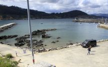 Parte del contradique (a la izquierda) se hundi� con el temporal de comienzos de 2014. 