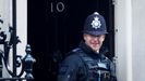 Un polic�a vigila la entrada del n�mero 10 de Downing Street.