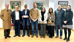El ganador, con el cheque en la mano, junto al alcalde, miembros del jurado y ediles