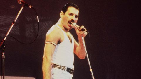 El cantante de Queen, Freddie Mercury, durante una actuaci&oacute;n