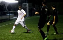 Gabi (con la pelota) en el encuentro de semifinales disputado el mi�rcoles ante el Ordes. 