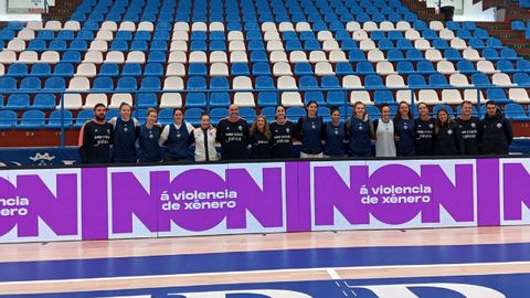 Martina Aneiros y las jugadoras del Baxi Ferrol durante un entrenamiento del equipo.