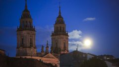 Vista nocturna de la catedral de Lugo