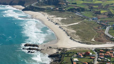 Vista area de la playa de Barran, en Arteixo