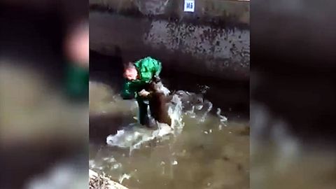 Un hombre golpea y ahoga a un jabal� en una acequia