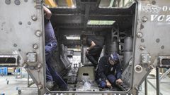 Operarios trabajan en la fbrica General Dinamics, a 9 de septiembre de 2022, en Trubia