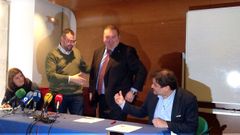 Adri�n Barb�n tiende la mano a Ram�n Arg�elles ante la mirada de Gimena Llamedo y Alejandro Su�rez..Adri�n Barb�n tiende la mano a Ram�n Arg�elles ante la mirada de Gimena Llamedo y Alejandro Su�rez.