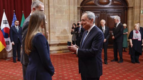 La princesa Leonor entrega una insignia al pol�tico italiano Mario Draghi, Premio Princesa de Asturias de de Cooperaci�n Internacional, durante la audiencia a los galardonados con los �Premios Princesa de Asturias 2025
