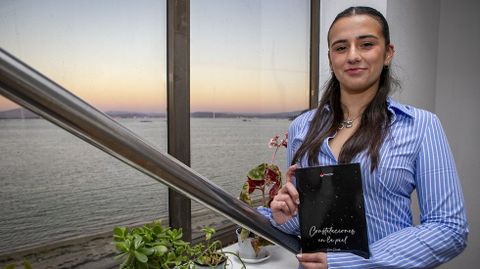 Sara Dieste con un ejemplar de su primer libro, Constelaciones en la piel