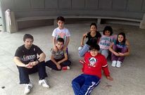 El profesor de gimnasia con alumnos del centro en el palco de la m�sica el pasado jueves.