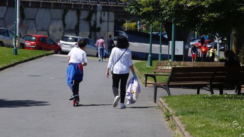 Gente paseando por los jardines de A Coru�a