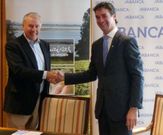 Gil de Araujo (izquierda) y Combarro rubricaron ayer el convenio.