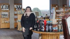 Isabelle G�mez (en la imagen, en la tienda de la empresa en Friol) destaca la importancia de apostar por el producto local<br />