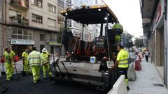 As� fueron las tareas de asfaltado del firme en la calle Pena Trevinca