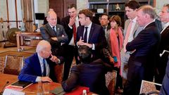Biden, Scholz, S�nchez, Macron, Sunak y Trudeau, junto a varios ministros de Exteriores, hablan del misil en la cumbre del G20, en una imagen tomada por el portavoz del Gobierno alem�n, Steffen Hebestreit 