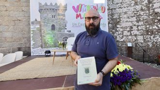 O fisterr�n Manuel Canosa Trillo, coa s�a obra en Vimianzo 