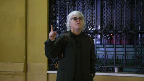 La activista por la memoria hist�rica, Paqui Maqueda, ante la fachada de la bas�lica tras la exhumaci�n de Queipo de Llano
