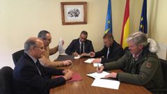 El consejero de Infraestructuras firma el acuerdo con los alcaldes de Taramundi, Villanueva de Oscos y Santa Eulalia de Oscos, por el que se aprueba el cambio de titularidad de la carretera entre el alto de la Garganta y el l�mite con Galicia, en favor del Principado