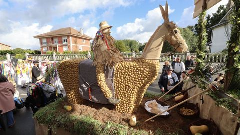 Tercer premio del concurso de tractores engalanados: «<span lang= gl >Entroido de Valenza</span>», de la asociación cultural Valenza