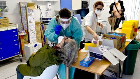 Extraccin de muestras para pruebas PCR en Vigo