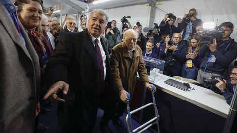 Laporta acompa&ntilde;a a Jordi Pujol a depositar su voto a las elecciones a la presidencia del Barcelona