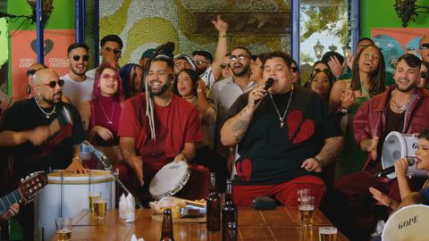 Videoclip oficial deCorao Partido, del grupo brasileo Menos  Mais