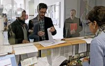 Entrega de las alegaciones de IU en el registro municipal, hace casi un a�o y medio. 