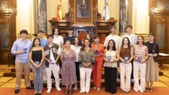 In�s Rey junto a los alumnos galardonados.