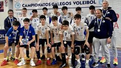 La plantilla y cuerpo t�cnico posan con la medalla de plata.