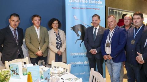 l alcalde de Oviedo, Alfredo Canteli (4i), la consejera de cultura Berta Pin (3i) y representantes del sector de la hostelera de Oviedo durante la presentacin, este lunes, de la tradicional fiesta gastronmica del Desarme