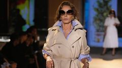 Naty Abascal desfilando para Gucci en la Semana de la Moda de Mil�n a los 83 a�os.