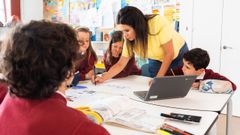 Una de las docentes del colegio internacional impartiendo clase a alumnos de educaci�n primaria, donde el 50 % de las materias se imparten en ingl�s.