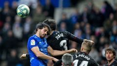 Arribas trata de despejar un bal�n a�reo ante Josu� S�