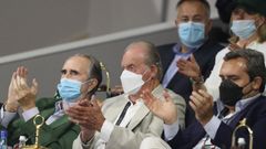 Juan Carlos I aplaudiendo a Rafa Nadal durante un torneo en Abu Dabi, con Jos� Mar�a L�pez de Letona a su derecha, con chaqueta verde