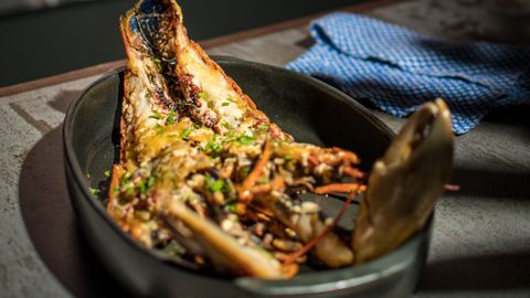 El plato estrella: Bogavante asado con ali�o de jengibre y lima. 
A la cazuela. Se parte por la mitad y se pasa por la plancha antes de salpimentarlo con un ali�o de jengibre y lima marca de la casa. Para los que quieran una presentaci�n m�s atrevida, tambi�n est� disponible en forma de brioche, donde el sabor dulce de la masa se combina con bombarda, salsa t�rtara y cilantro.