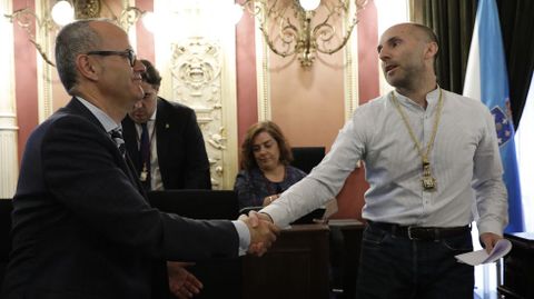 En Ourense, Gonzalo P�rez J�come (derecha) es el sucesor en el cargo de Jes�s V�zquez (izquierda)
