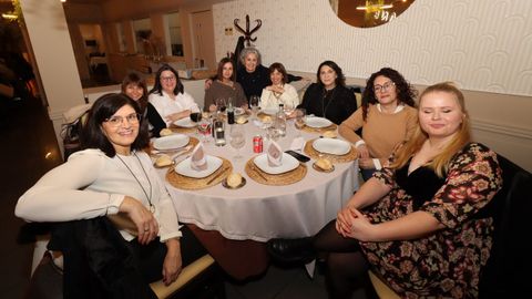 FIESTA SORPRESA POR JUBILACION EN EL RESTAURANTE XOANES A ROSA FERNANDEZ,