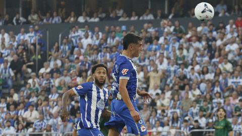 Villares, antes de marcar el gol del empate ante el Betis, con Auba como espectador de lujo.