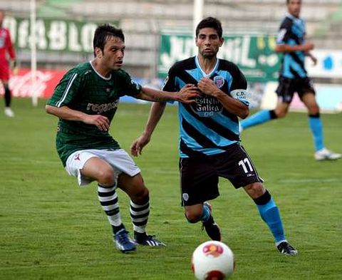 Manu, peleando por el bal�n con un jugador del Racing de Ferrol, en A Malata anteayer.