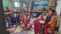 Teresa Vila junto con las mujeres y nias que trabajan en el taller de costura en la India. Sus productos son vendidos en Lugo para recaudar fondos