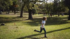 Una ni�a, corriendo en un parque en una imagen de archivo