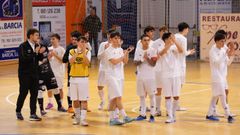 Los futbolistas noieses agradecen el apoyo del p�blico tras finalizar el encuentro.