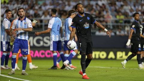 Aubameyang, con el bal�n en la mano despu�s de una jugada.