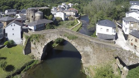 Un conjunto medieval. El núcleo de A Pobra destaca por tres elementos que lo singularizan: el puente medieval (con origen en el XII aunque el actual es del XV) y su espectacular arco, el castillo de los Condes de Altamira (que se levantó para vigilar este paso entre Doiras y Doncos) y el río Navia, al que acompaña un sendero fluvial. Junto a estos tres elementos, el Domingo de Entroído se celebra la Festa da Androlla.