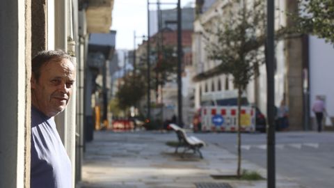 Manuel �ngel Garc�a a las puertas de la peluquer�a Mitos.