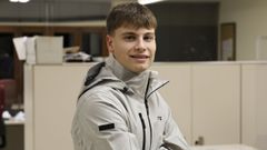 Iago Fuertes en la delegaci&oacute;n de La Voz en Ferrol durante sus vacaciones de Navidad. 