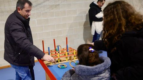 Juegos populares en el pabelln por el Da de Narn.