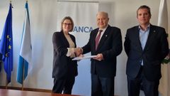 El presidente del Colegio de Veterinarios de Lugo, Jos� Luis Benedito (en el centro), y la directora territorial de Abanca en Lugo. Zaira Dapena, renovaron el acuerdo.