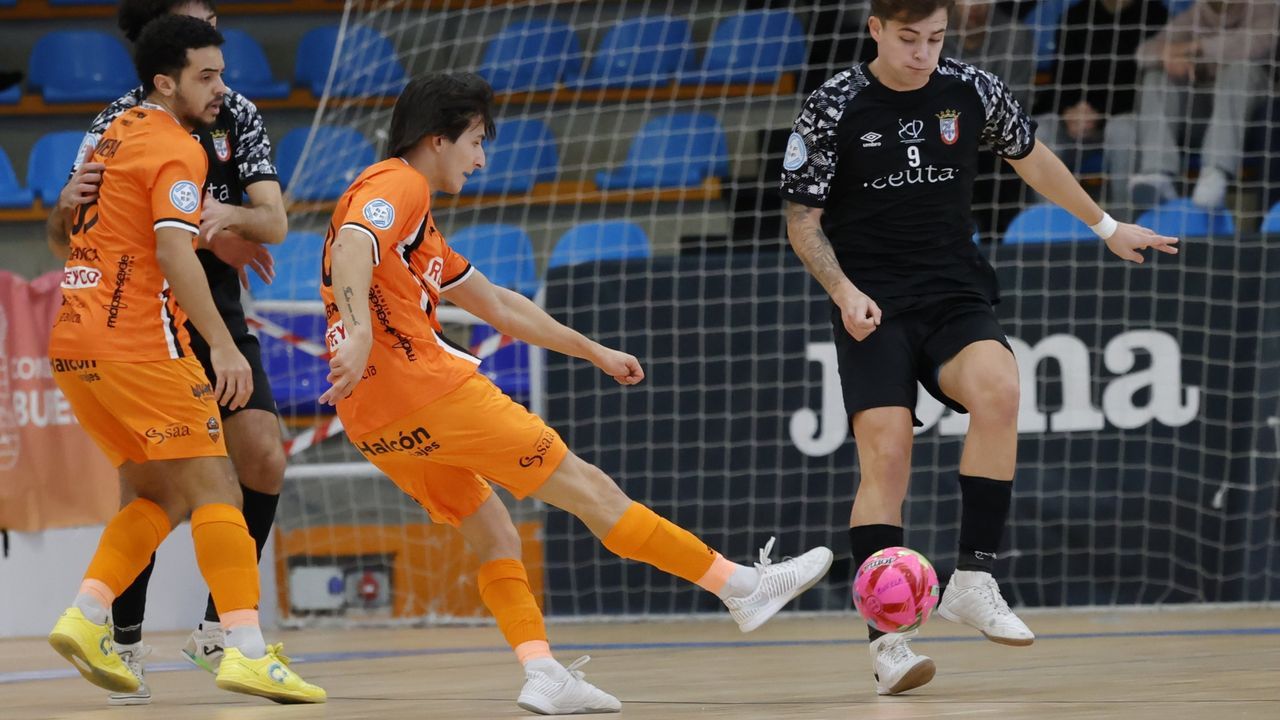 Charly, futbolista del Reyco Burela FS: «Es clave ganar los partidos de casa porque fuera es muy difícil hacerlo»